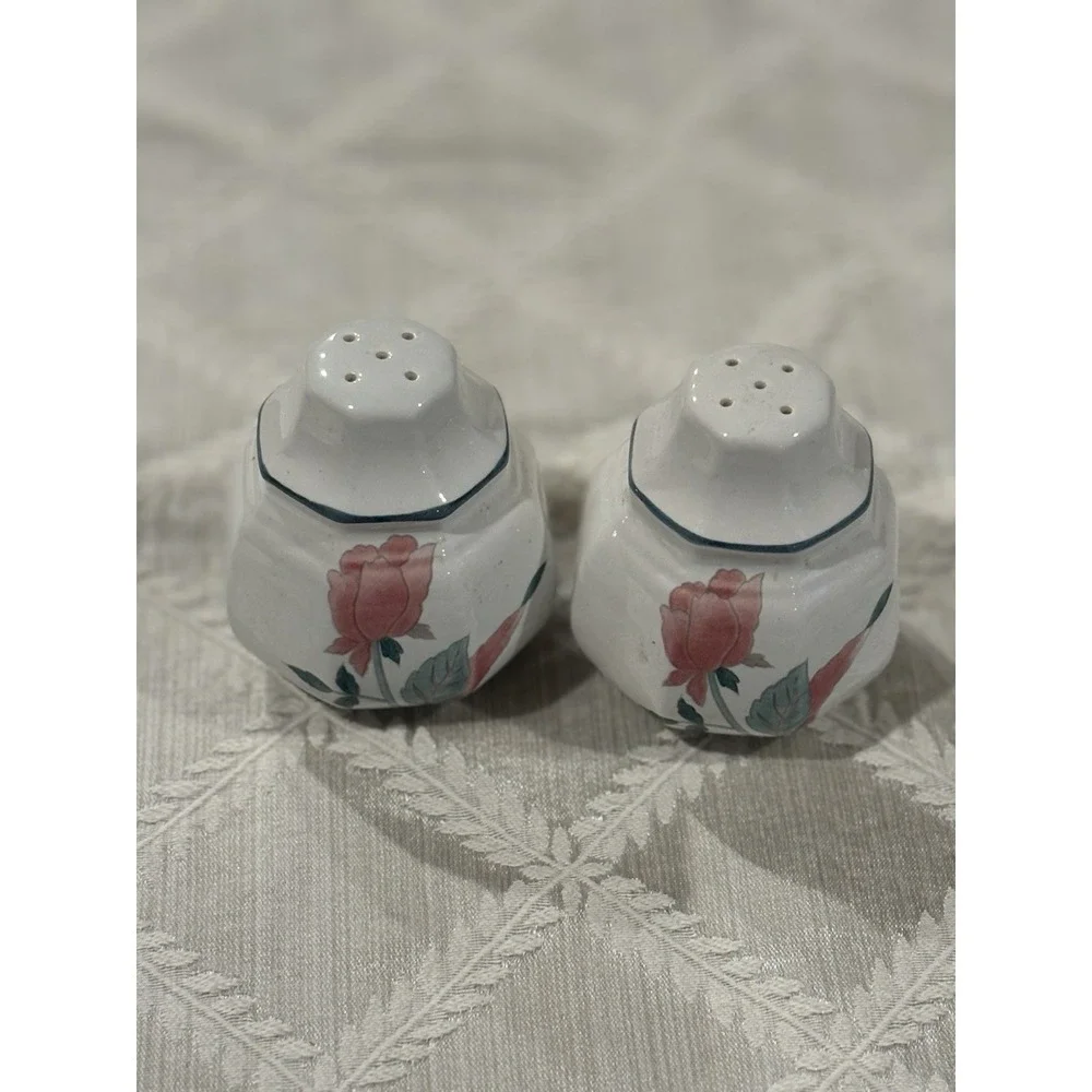 Mikasa Continental F3003 Silk Flowers Salt & Pepper Shaker Set (5 Hole)